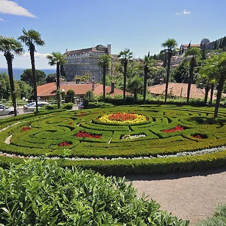 Hotel Opatija מלון 2*