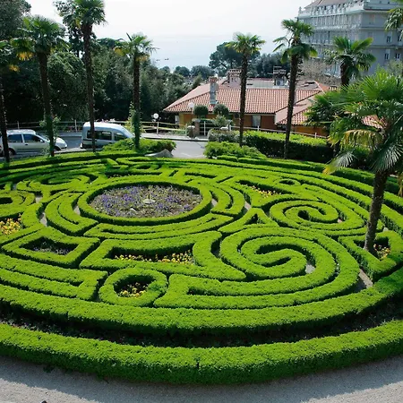 호텔 Hotel Opatija 2*