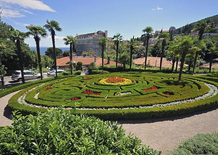 Hotel Opatija מלון 2*