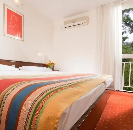 Hotel Opatija 2* אופטיה