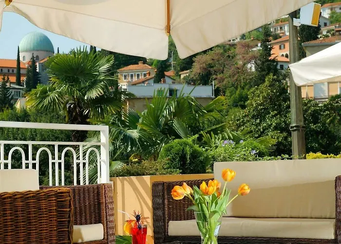 Hotel Opatija 2* אופטיה