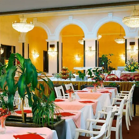 Hotel Opatija 2* אופטיה